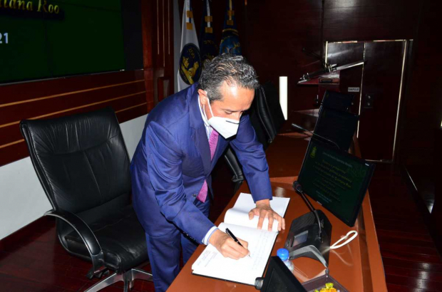 El gobernador de Quintana Roo firmó el libro de Visitantes Distinguidos.