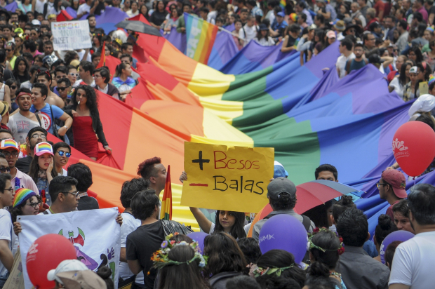 Personas exigen paz durante la Marcha del Orgullo LGBT+, en la Ciudad de México.