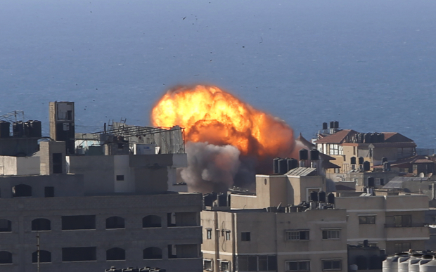 Un cohete israelí impacta en un edificio en la ciudad de Gaza, ayer.