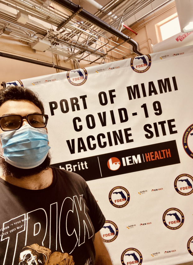 Un viajero muestra que está en un centro de inoculación en Miami.