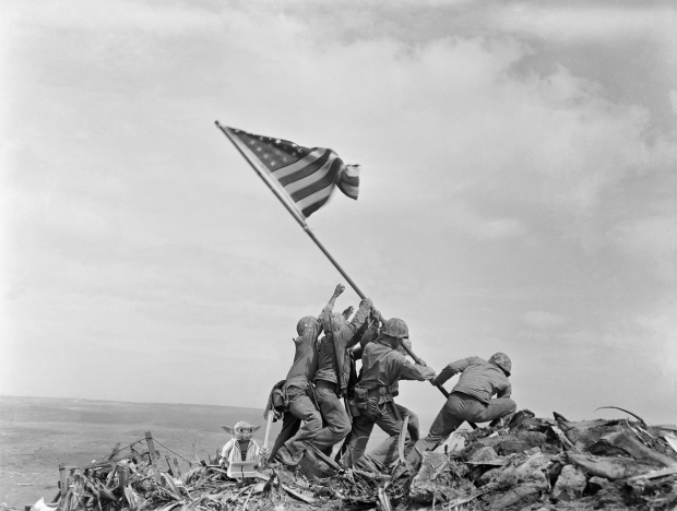 Joe Rosenthal, Izamiento de bandera en Suribachi, Iwo Jima,1945.