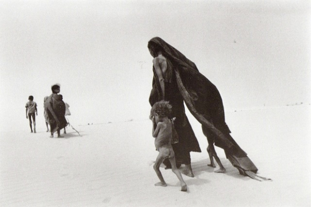 Sebastião Salgado, El fin del camino o Hambruna en el Sahel, 1985.