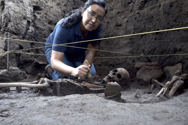 Una arqueóloga trabajando en el lugar del hallazgo.