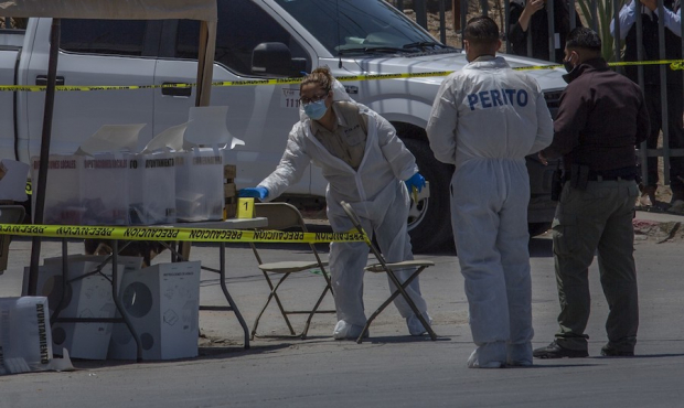 En Tijuana restos humanos fueron dejados frente a una casilla.