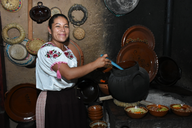Berenice Flores prepara las delicias de Cocina Kopecua