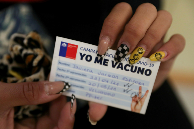 Expertos critican el pase de movilidad que les fue otorgado a las personas que ya fueron vacunadas contra COVID-19 en Chile