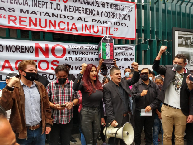 Militantes priistas protestaron en exigencia de la renuncia del dirigente nacional del PRI, Alejandro Moreno. 