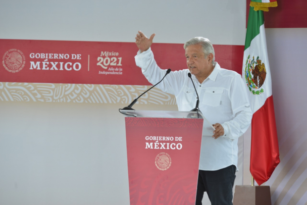 Andrés Manuel López Obrador durante la supervisión de obra de la Autopista Cardel - Poza Rica en el estado de Veracruz.