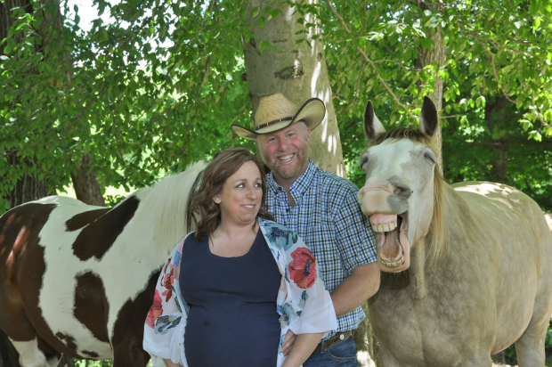 Buckshot, un caballo de la pareja, terminó robándose la cámara al posar para las fotografías de maternidad