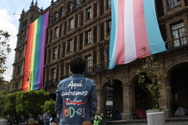Edificios de gobierno de la CDMX lucen en sus fachadas banderas en apoyo a la comunidad LGBT+.