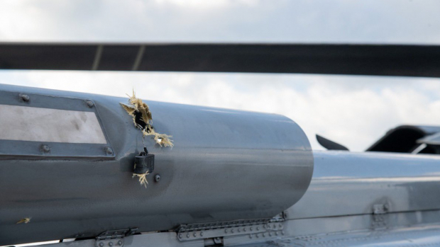 Los impactos de las balas se observan en una hélice y el fuselaje de la aeronave.