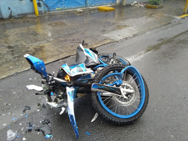 Así quedó la motocicleta del hombre que se impactó contra una combi