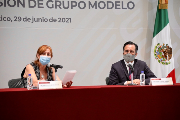 El gobernador de Veracruz, Cuitláhuac García, y la titular de la Secretaría de Economía, Tatiana Clouthier Carrillo.