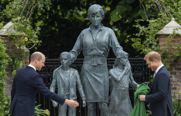 Los príncipes Harry y William develan estatua de su madre, en Londres, ayer.