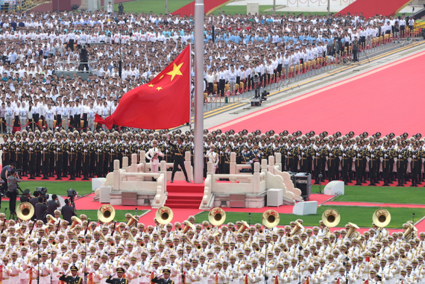 Muestra China su poderío con el despliegue de tropas por el Centenario del Partido Comunista, ayer.
