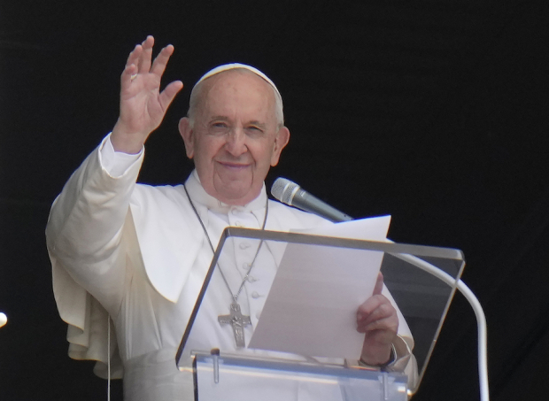Jorge Bergoglio saluda a los fieles desde la Plaza de San Pedro, el 4 de julio, previo a su intervención. El Vaticano informó que el pontífice se recupera satisfactoriamente.