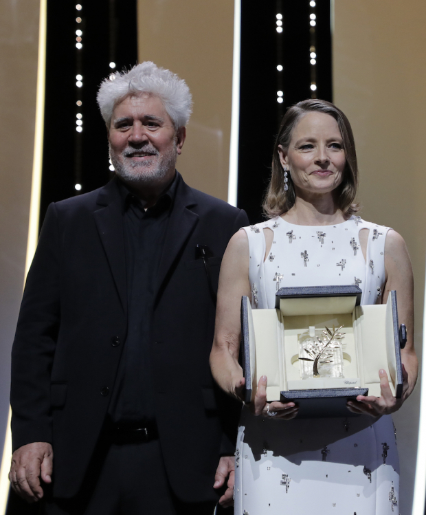 Jodie Foster recibió la Palma de Oro de Honor, de manos de Pedro Almodóvar.