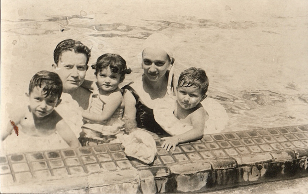 El escritor con sus hijos Fernando, Alejandro, Adriana, y su esposa, Socorro, 1962.