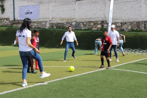 Lía Limón, alcaldesa electa de Álvaro Obregón, entregó uniformes y balones a una liga de fútbol juvenil.