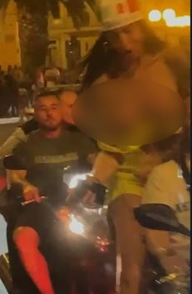 Mujeres hacen topless en festejos de Italia