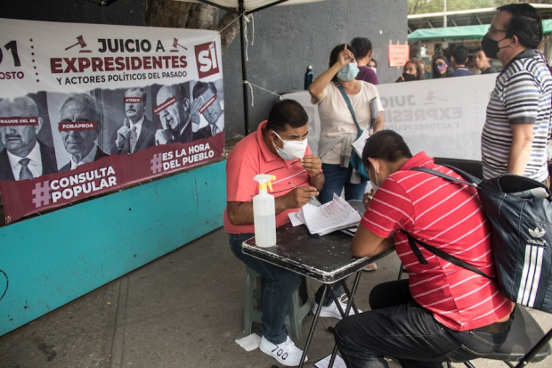 Simpatizantes de Morena promueven en todo el país, como la alcaldía Iztapalapa (foto) la consulta popular, pues para ser vinculante, se requiere una participación de al menos 40% del padrón.