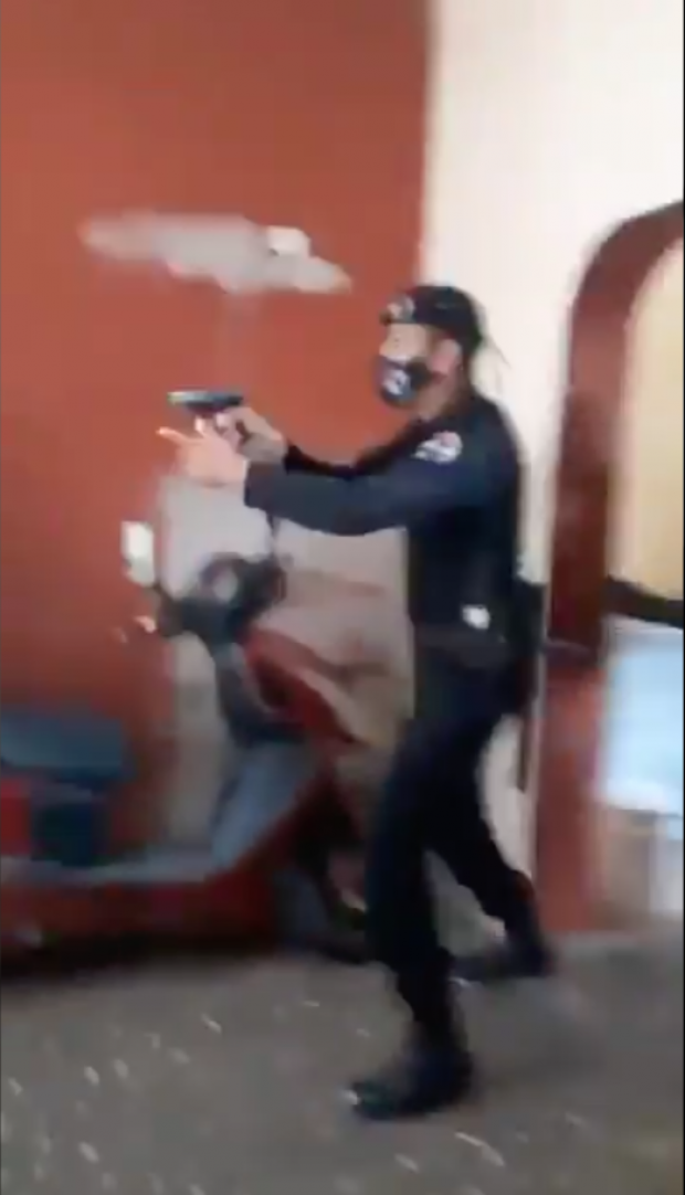 Miembro de boinas negras entra armado a casa de crítico y le dispara.