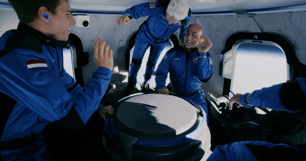 Oliver Damen, Wally Funk y Jeff Bezos, dueño de Amazon, el martes, durante su viaje suborbital a bordo de su propia nave, la New Shepard.