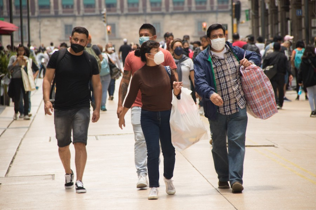 Personas pasean en el Centro Histórico de la CDMX, la cual regresó a semáforo epidemiológico naranja.