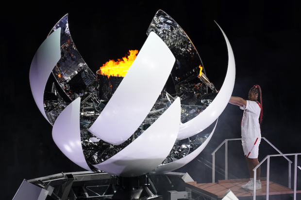 Naomi Osaka al momento de encender el pebetero. Esta llama olímpica es la primera que arde con hidrógeno.