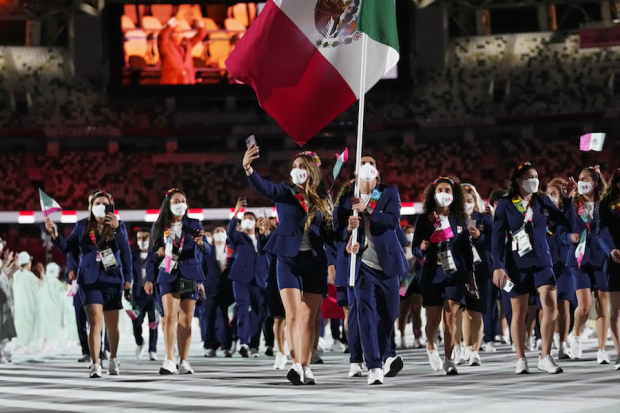Gaby López y Rommel Pacheco fueron los abanderados de la delegación mexicana en el Estadio Olímpico.