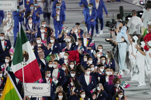 Integrantes de la delegación de México durante la ceremonia inaugural de los Juegos Olímpicos 2021.