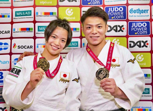 Uta y Hifumi, con su medalla de oro de Tokio 2020.