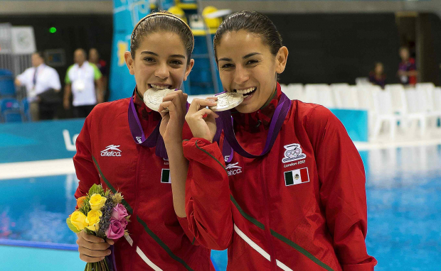 Alejandra Orozco a los 15 años con 102 días de edad levantó su primera presea al lado de Paola Espinosa, la doble medallista olímpica en clavados.