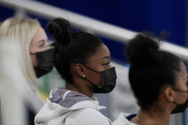 Simone Biles observó desde las gradas la competencia final del all around, en la cual apoyó a su compatriota Sunisa Lee, de 18 años, quien se adjudicó la presea áurea.