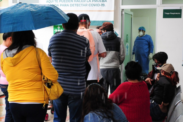 Decenas de personas hacen largas filas para que les hagan la prueba Covid, ayer, en el hospital del IMSS de Azcapotzalco, ante la alta demanda derivada del aumento de infecciones.