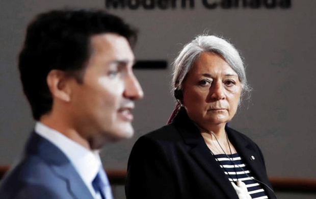 Justin Trudeau con Mary Simon, primera gobernadora general autóctona de Canadá.