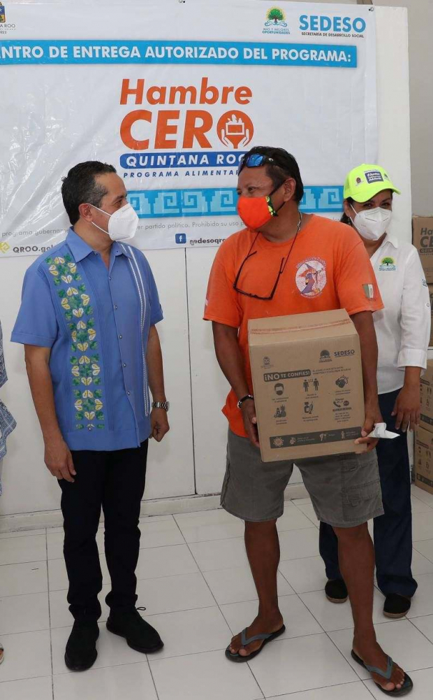Carlos Joaquín visitó uno de los 10 centros de entrega alimentaria del programa "Hambre Cero".