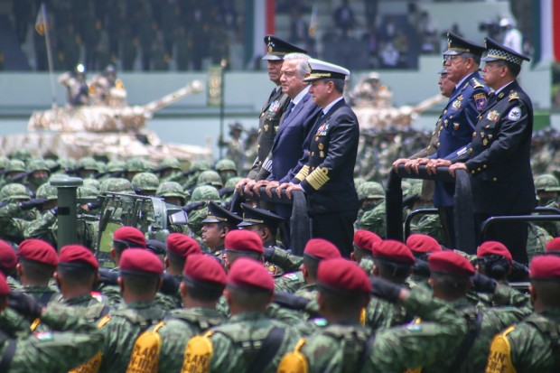 El Presidente, con los titulares de Sedena, Semar, Guardia Nacional y Comandancia del Ejército, ayer, en Campo Marte.