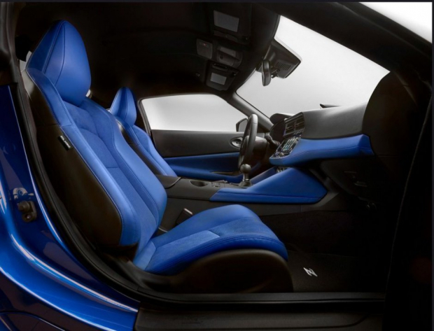 Diseñada para adaptarse al conductor y al pasajero como un guante, la cabina del Z 2023 combina a la perfección la tecnología moderna con toques Z vintage.