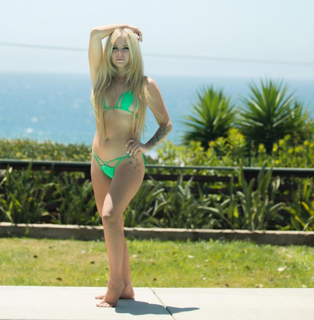 Avril Lavigne disfruta sus vacaciones en bikini