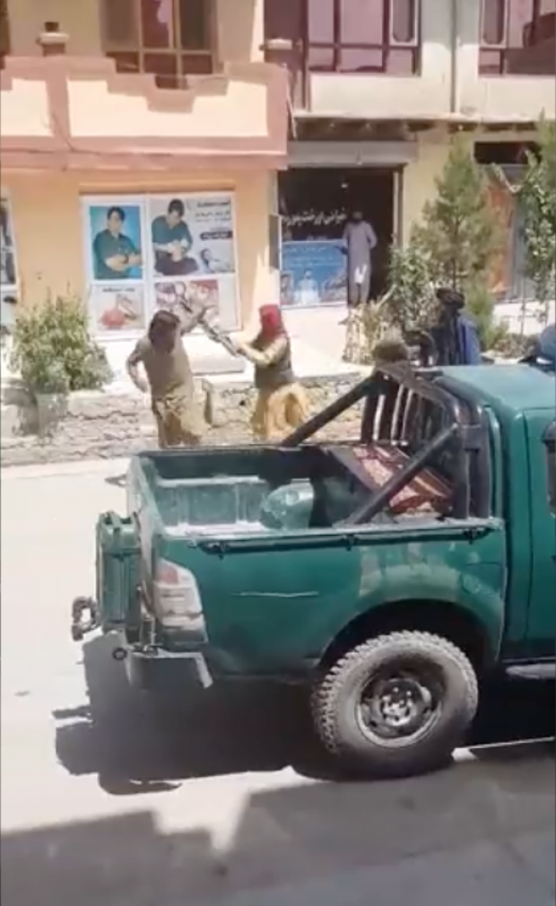 Integrante talibán golpea con un arma a un ciudadano.