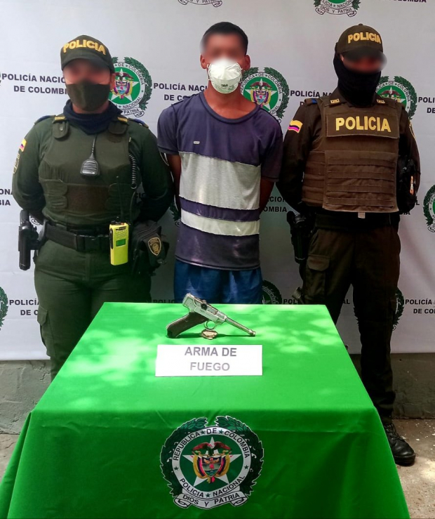 El ladrón traía una pistola de 100 millones de pesos colombianos y no se dio cuenta hasta que lo detuvieron y se la quitaron