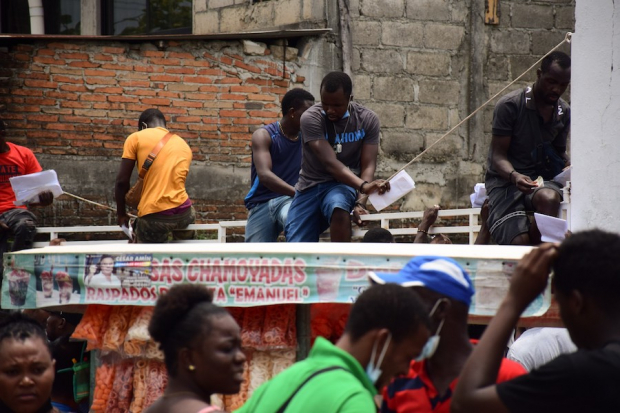 Migrantes de Haití buscan comprar un boleto de autobús a la frontera, ayer.