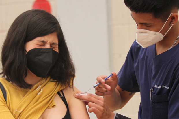 Una joven recibe la vacuna anti-Covid, en la alcaldía Tlalpan, en la CDMX.