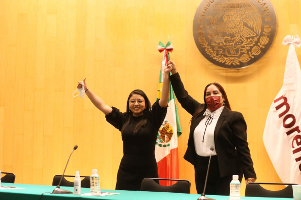 La diputada Brenda Espinoza (izquierda), de Morelos, fue elegida como secretaria de la Mesa Directiva.