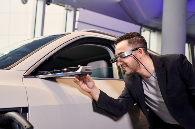 En algunas sucursales, 
Audi ofrece a sus clientes asesoramiento digital en directo a través de gafas de realidad virtual.