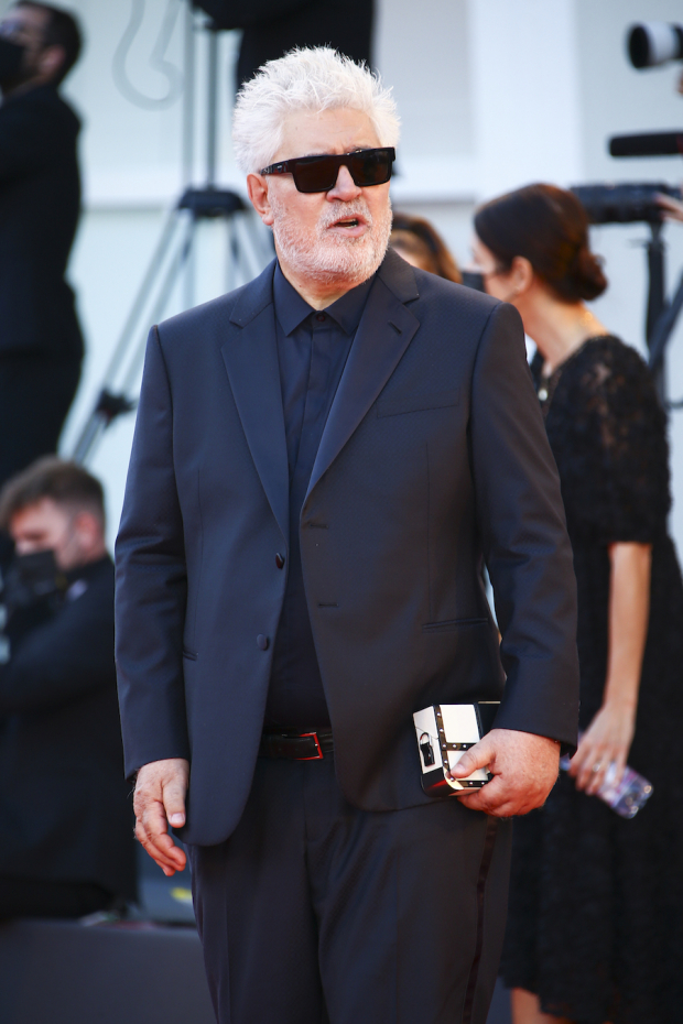 Pedro Almodóvar optó por un traje elegante.