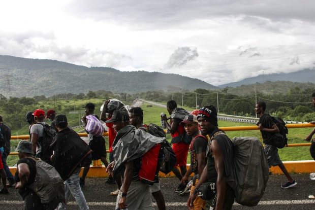 Decenas de migrantes, en su mayoría haitianos, quienes viajan en caravana, continuaron ayer su recorrido por el estado de Chiapas, donde llegaron a Huixtla. A diferencia de otros días, en su trayecto no tuvieron altercados con autoridades migratorias.