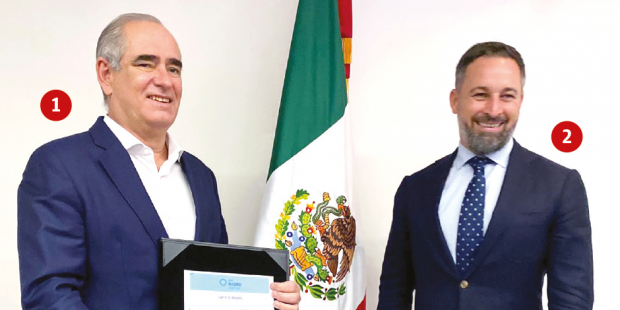 Julen Rementeria (1), coordinador del PAN en el Senado, firma acuerdo con Santiago Abascal (2), líder del partido ultraconservador español Vox, el jueves.