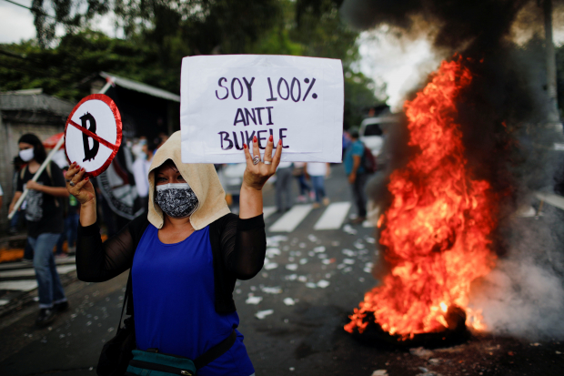 Una mujer participa en una protesta contra el uso de Bitcoin como moneda de curso legal, en San Salvador, El Salvador, 7 de septiembre de 2021.
